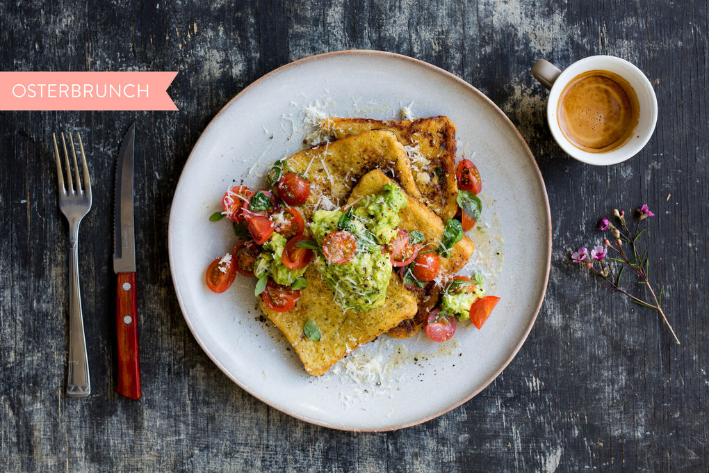 Herzhafte Arme Ritter mit Tomaten und Avocado