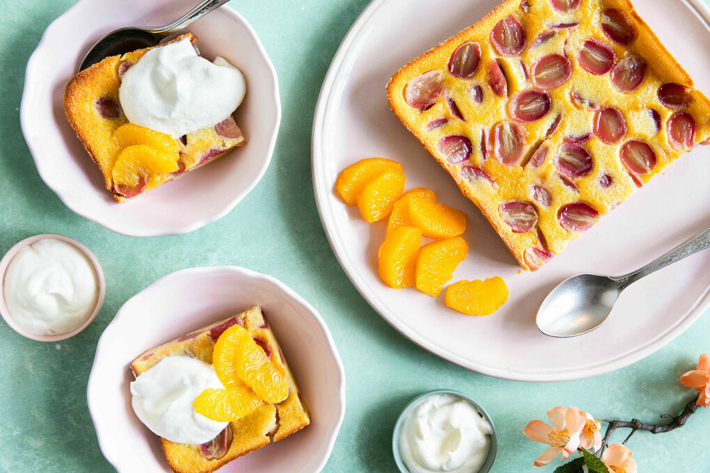 Trauben-Clafoutis mit Orangenfilets und Schlagsahne