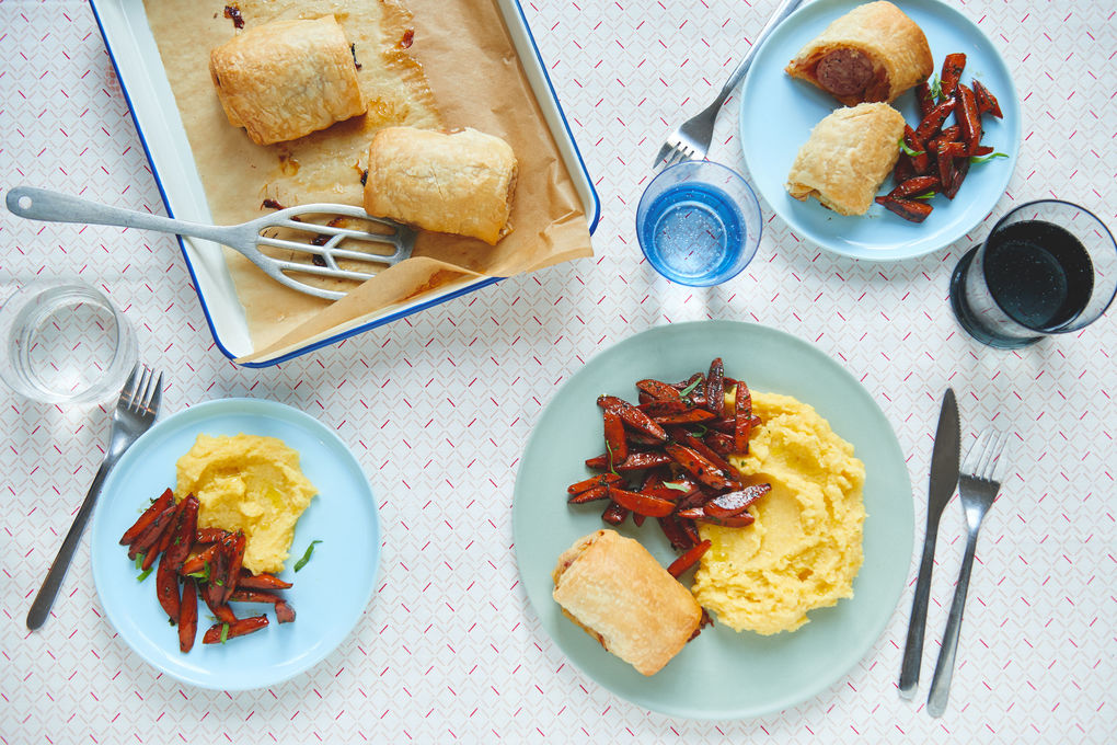 Salsiccia im Schlafrock mit Maispolenta und Butter-Karotten