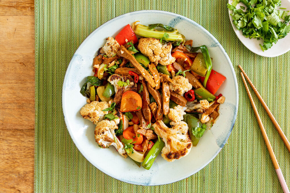 Paprika-Rindfleisch-Wok vegan mit geröstetem Blumenkohl und Erdnüssen