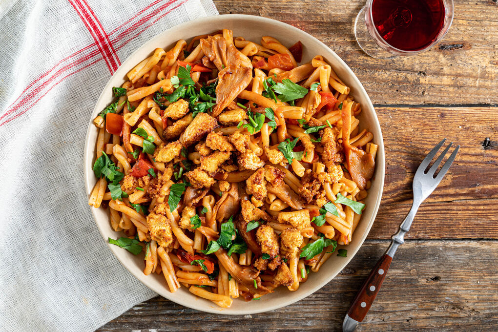 Pasta mit Tofu Amatriciana-Style vegan mit Austernpilzen und Petersilie