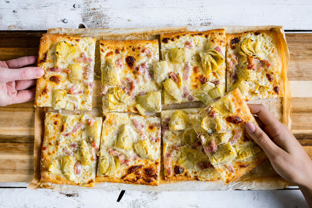 Artischocken-Speck-Pizza mit Knoblauchcreme