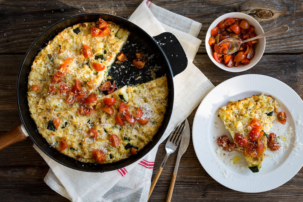 Überbackener Reis-Eier-Kuchen mit Zucchini und Tomaten