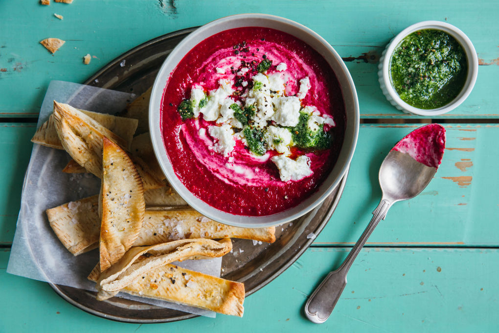 Rote Beete-Suppe mit Feta, Kräuterpesto und Pita-Chips