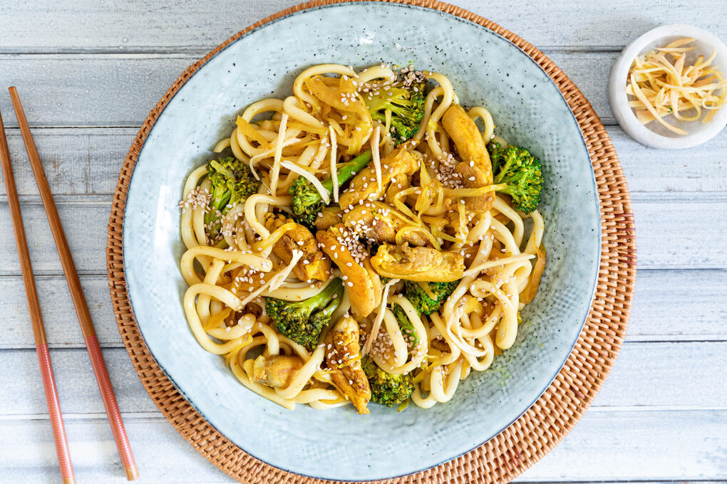 Brokkoli-Hähnchen-Udon mit Weißkohl und eingelegtem Ingwer
