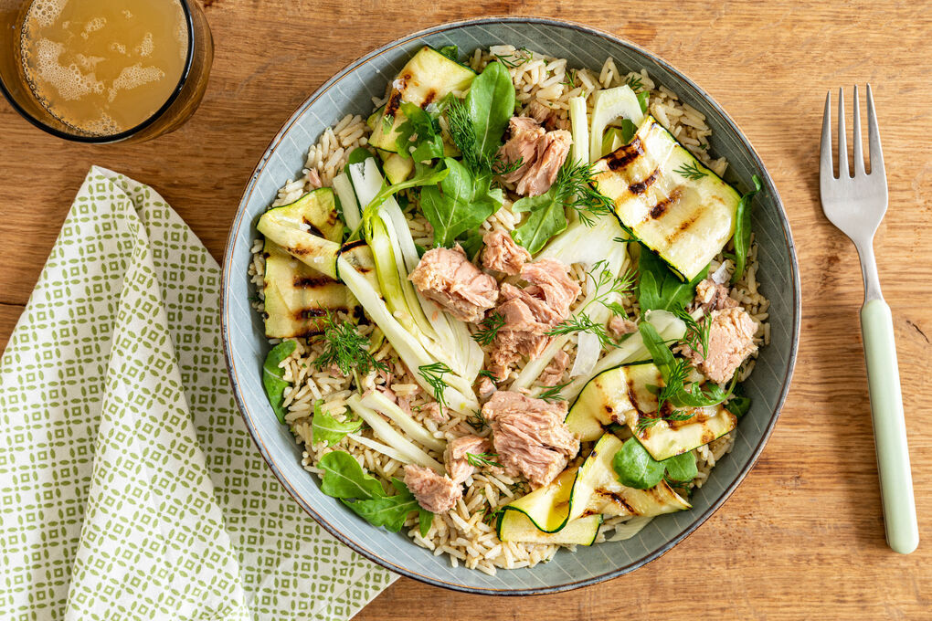 Thunfisch-Bowl mit Fenchel und Zucchini mit Naturreis und Tahinidressing