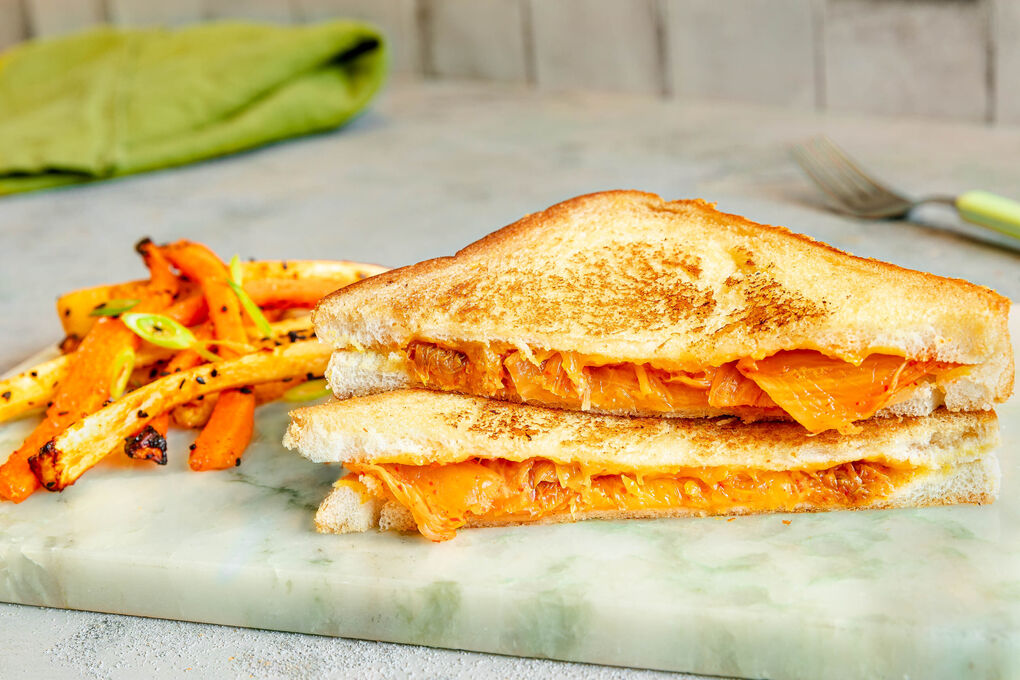 Grilled-Cheese-Sandwich mit Kimchi dazu gebackenes Karotten-Pastinaken-Gemüse