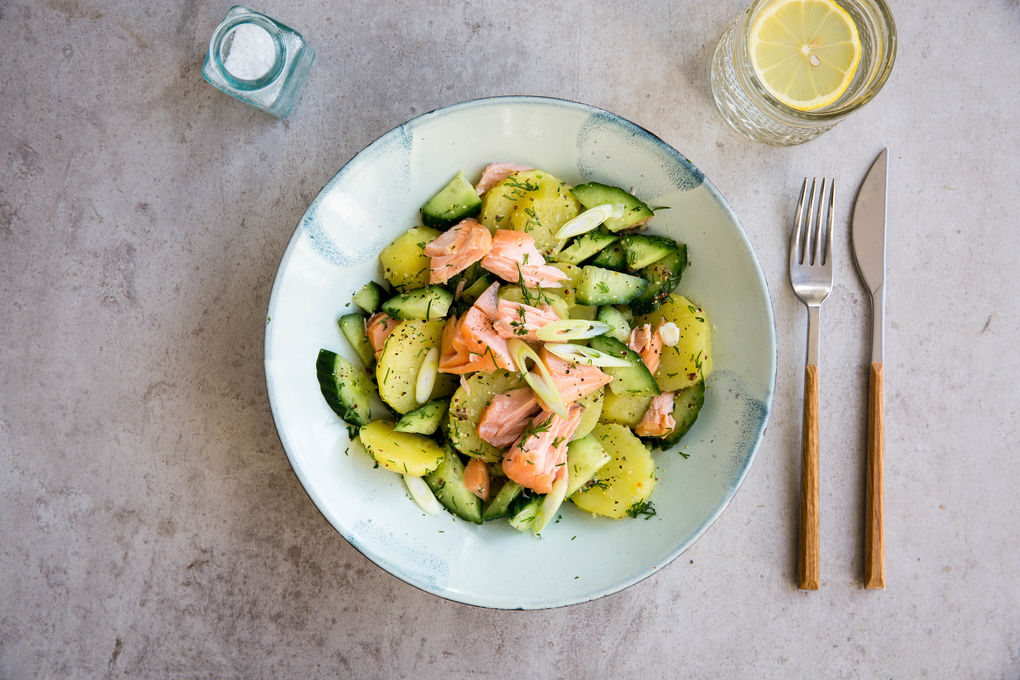 Feine Räucherlachsspitzen auf Kartoffel-Gurken-Salat mit Dill