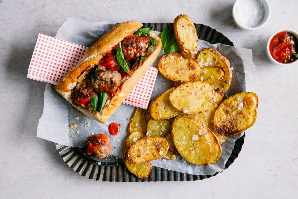Amerikanisches Sandwich mit Fleischbällchen und Ofenchips