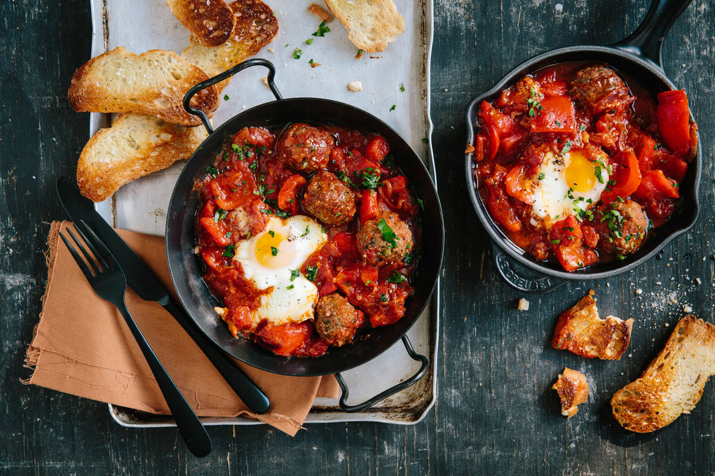 Hackbällchen "Shakshuka Art" mit Paprika, Eiern und Röstbrot