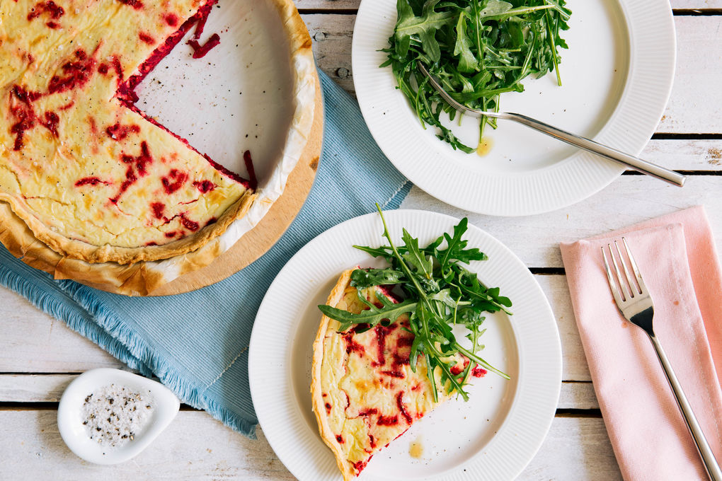 Rote Beete-Quiche mit Hirtenkäse und Rucola