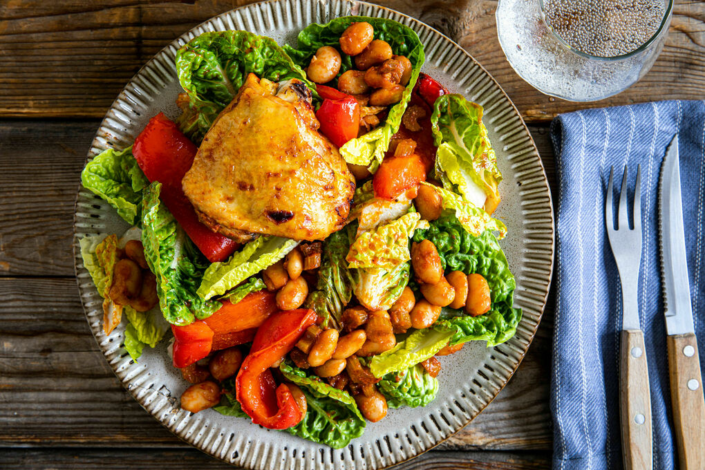 Gebackenes Hähnchen spanische Art auf lauwarmem Romana-Bohnen-Salat