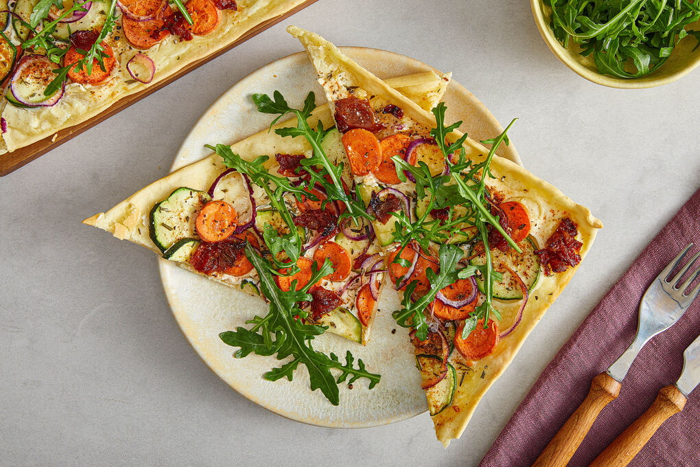 Karotten-Zucchini-Flammkuchen mit getrockneten Tomaten und Rucola