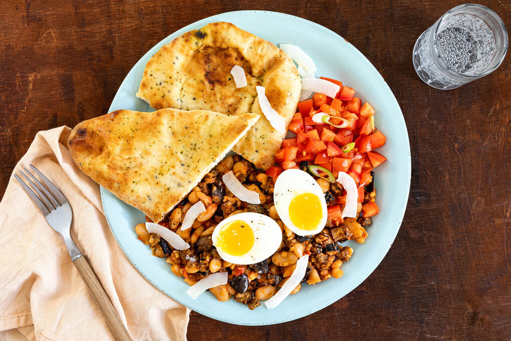 Gekochtes Ei auf Miso-Auberginen mit Tomatensalat und Naanbrot