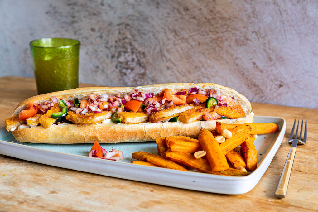 Veganes Schnitzelsandwich mit Aprikosensalsa und Madras-Gemüse