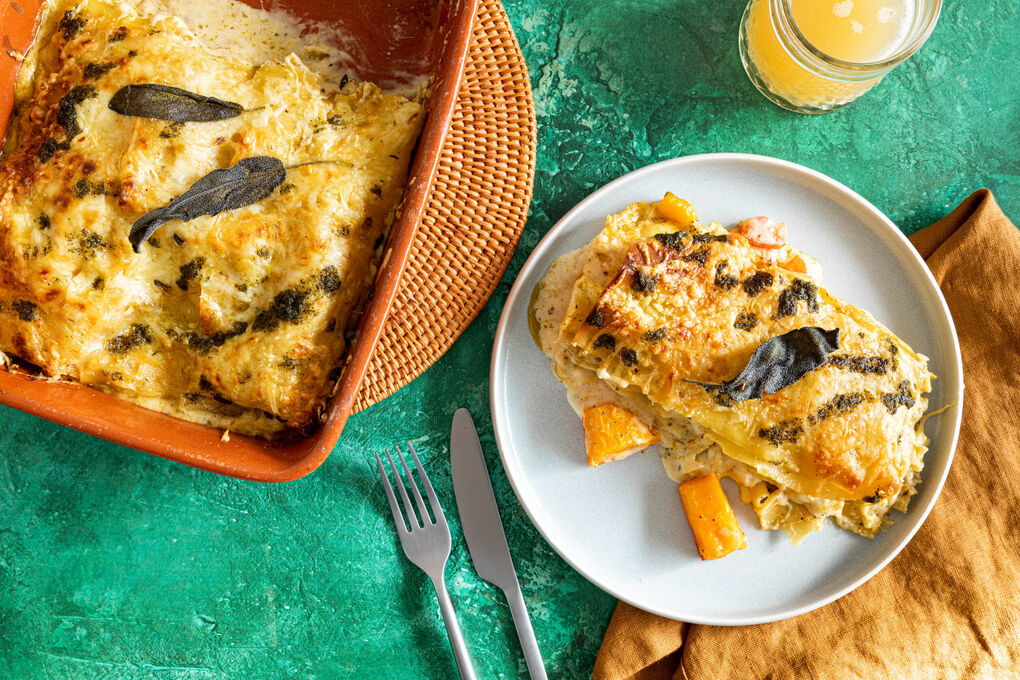 Kürbislasagne mit cremiger Salbeisauce verfeinert mit Tomaten und Basilikumcreme