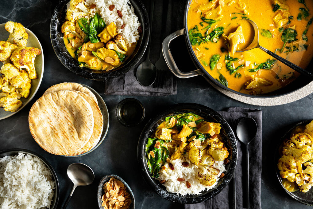 Genuss × 2: Veganes Hähnchen-Korma mit Reis, Pita und Spinat