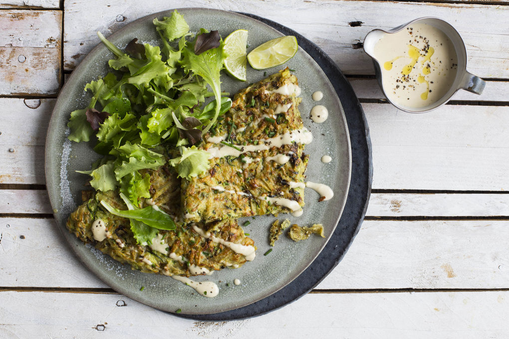 Kartoffel-Zucchini-Tortilla mit Tahinicreme und Schnittlauch