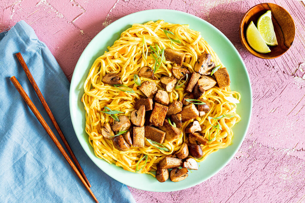 Malaysische Tofu-Nudeln mit würziger Karottensauce und Pilzen