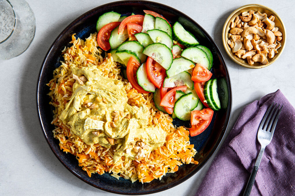 Hähnchen in cremig-süßer Currysauce mit Karotten-Reis und Tomaten-Gurken-Salat