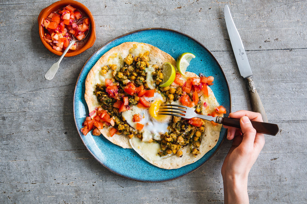 Saftige Huevos Rancheros mit Eiern und Kichererbsen