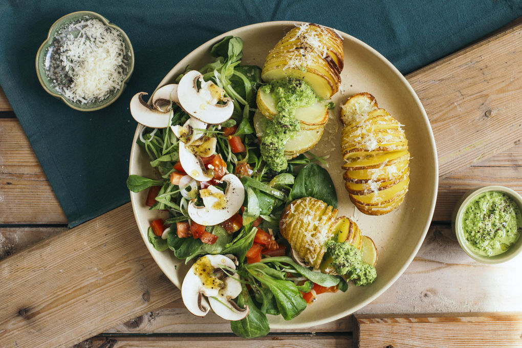 AM_Knusprige Fächerkartoffeln mit Mandelpesto und Feldsalat