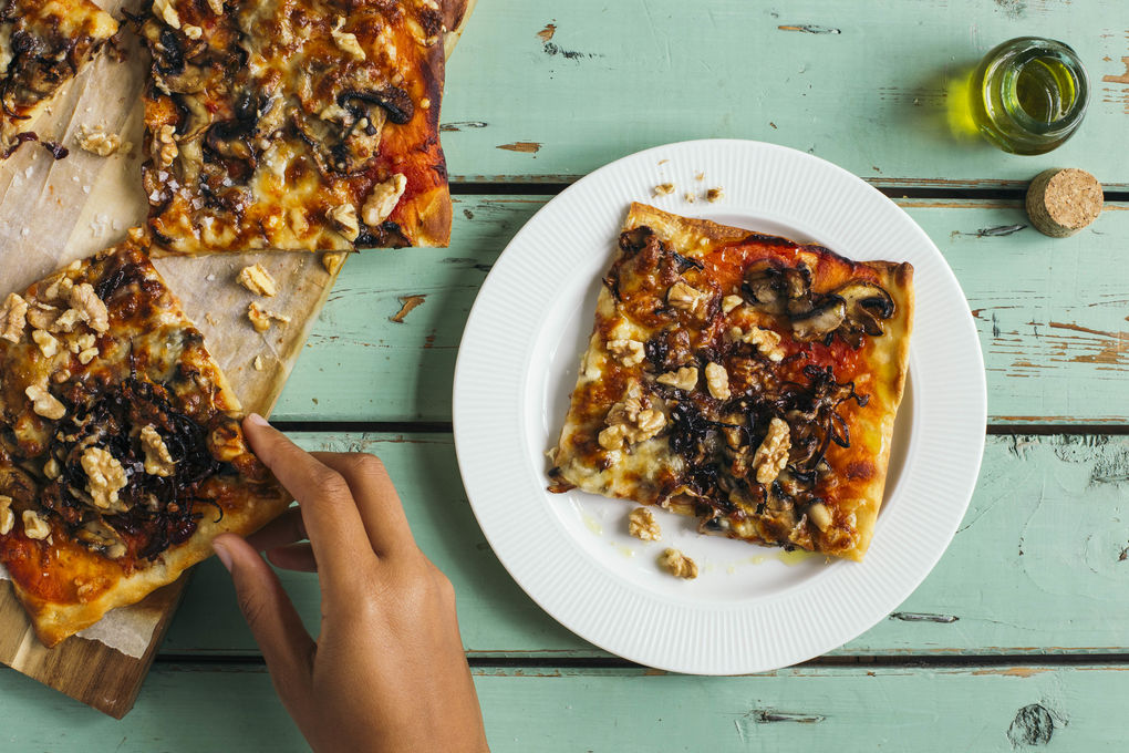 AB_Getrüffelte Pilz-Pizza dazu Balsamico-Zwiebeln und Walnüsse