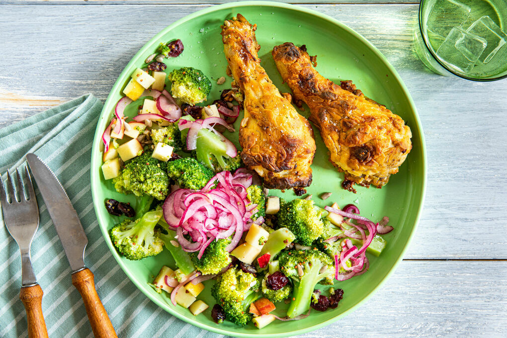 Drumsticks „Fried Chicken“-Style mit Brokkoli und eingelegten Zwiebeln