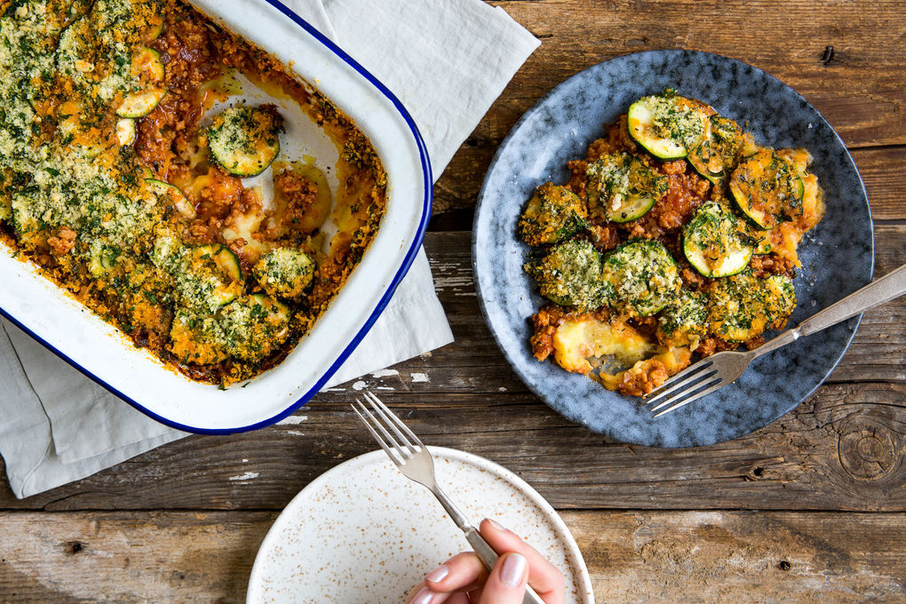 Zucchini-Schweinehack-Auflauf mit Knusper-Kräuterkruste und Käse