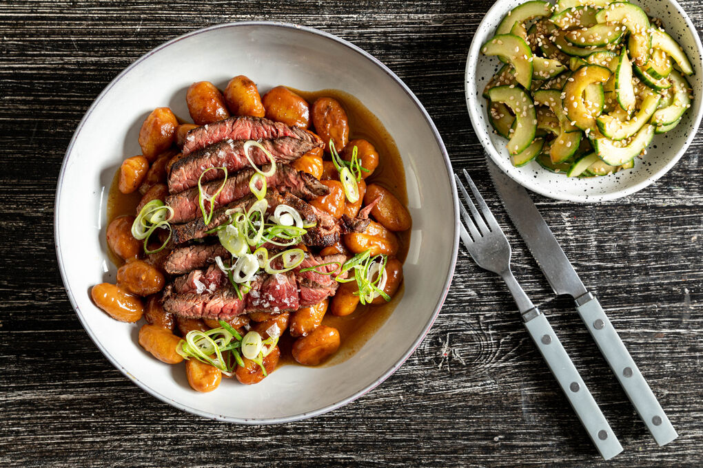 Superfix: Rindersteak auf Gnocchi indonesische Art mit Gurken-Sesam-Salat