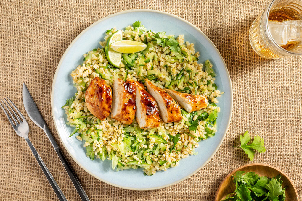 Glasiertes Teriyaki-Hähnchen mit Gurken-Limetten-Bulgur