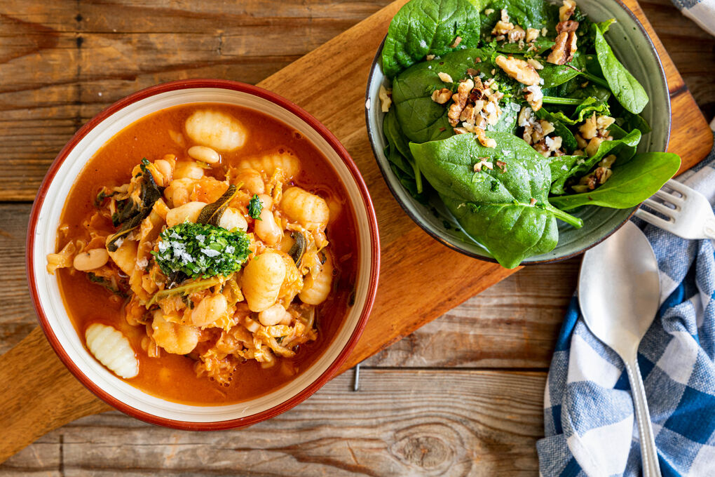 Wirsingeintopf mit Gnocchi und Salbei dazu Spinatsalat und Gremolata