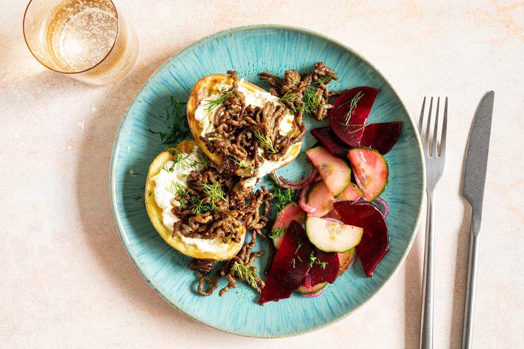 Kumpir mit Rinderhack dazu Rote-Bete-Gurken-Salat