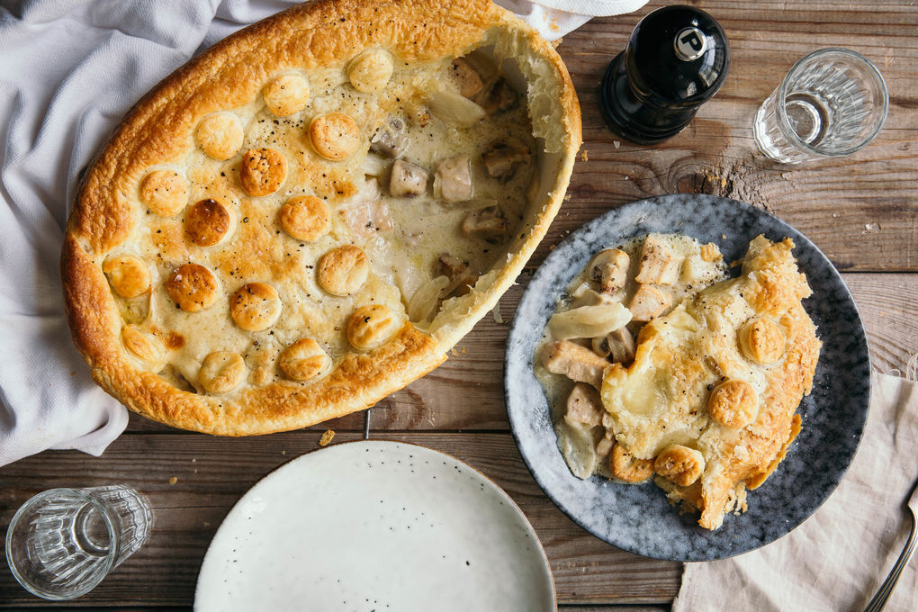 Cremiger Hähnchen-Pie mit Spargel und Champignons