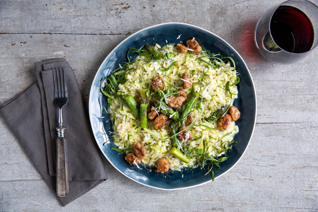Grünes Salsiccia-Risotto mit Spargel und Zucchini