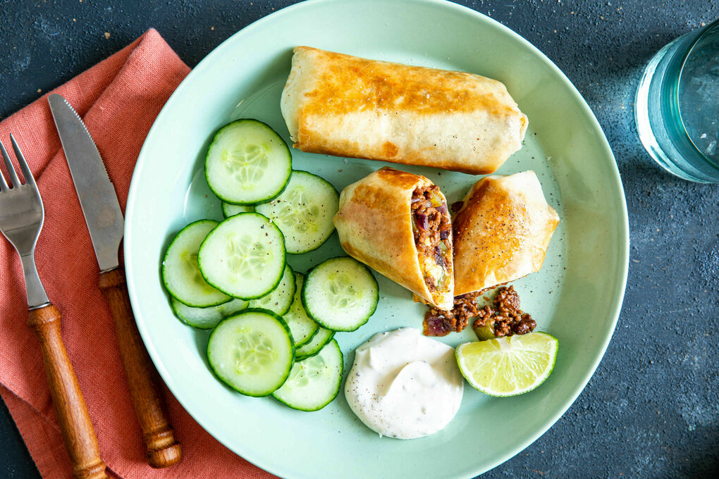 Paprika-Hackfleisch-Wraps mit Käse dazu Gurkensalat und Dip