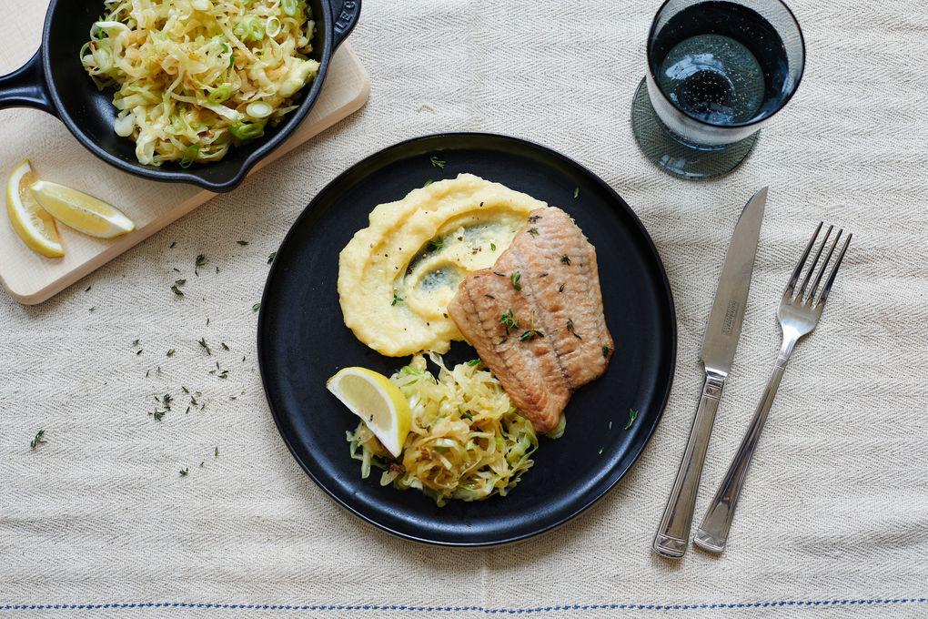 Thymian-Wels mit Aprikosenspitzkohl und Polenta