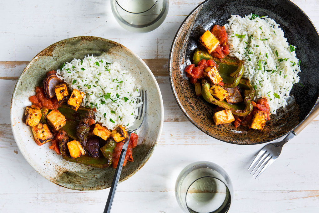 Im Ofen gerösteter Paneer mit Kräuterreis und Tikka-Curry
