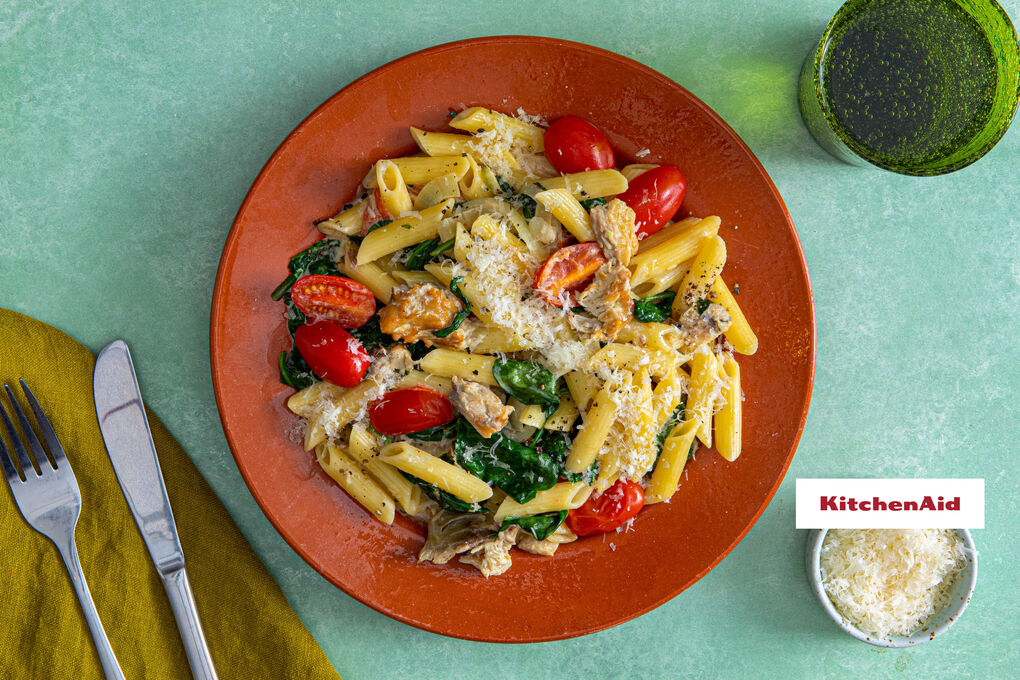 Pasta mit Räuchermakrele in cremiger Sauce mit Spinat und Tomaten