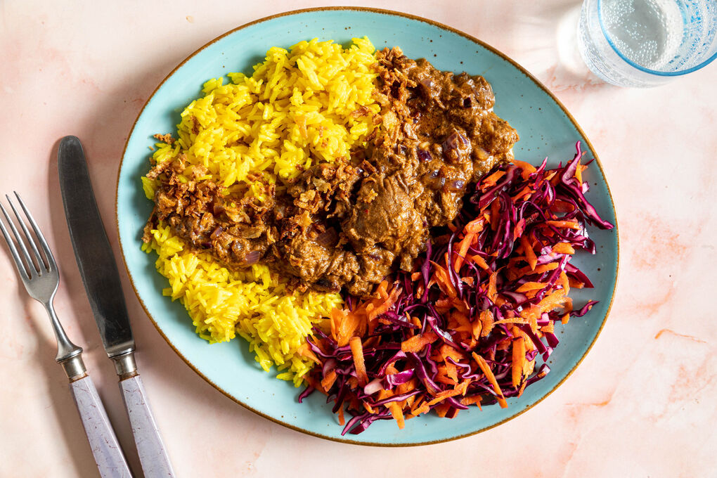 Veganes Rendang-Curry mit Gulasch dazu Kokos-Kurkuma-Reis und Rotkohlsalat