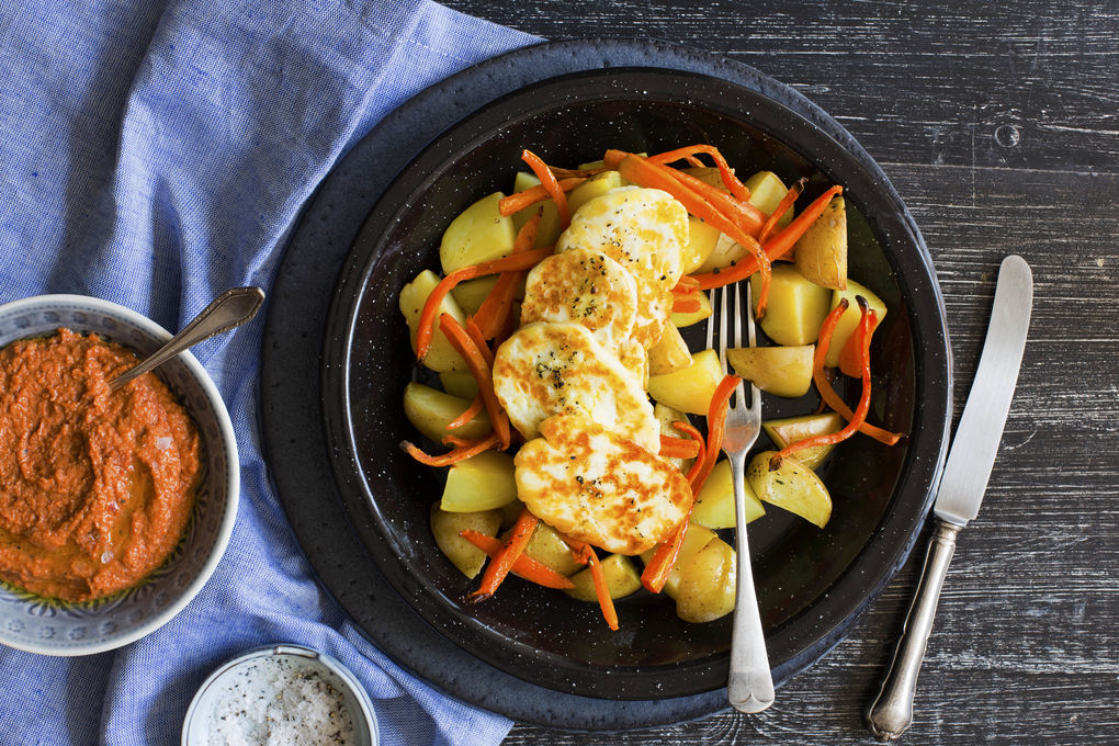 Halloumi mit Muhammaradip und Ofengemüse