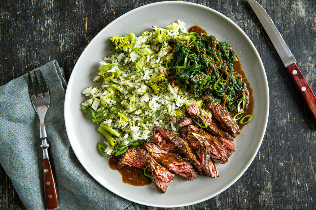TBR: Rindersteak mit Miso-Spinat und aromatischem Brokkoli-Sesam-Reis