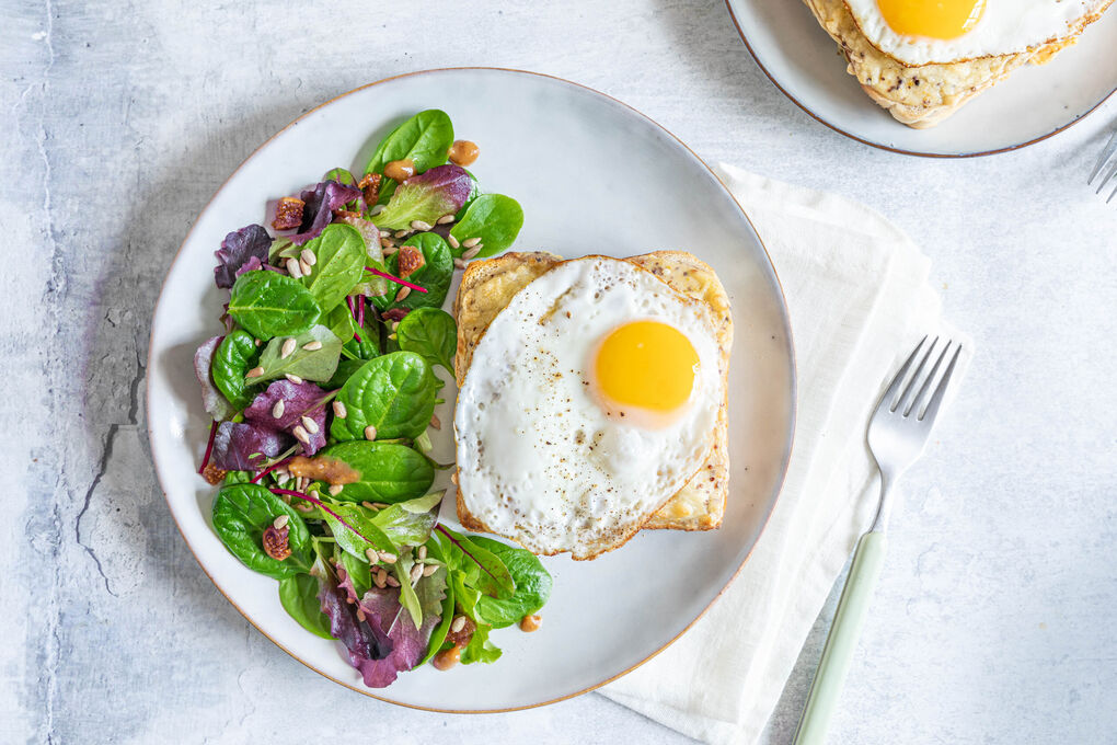 Croque mit Ei und Wildkräutersalat mit einem leckeren Feigendressing