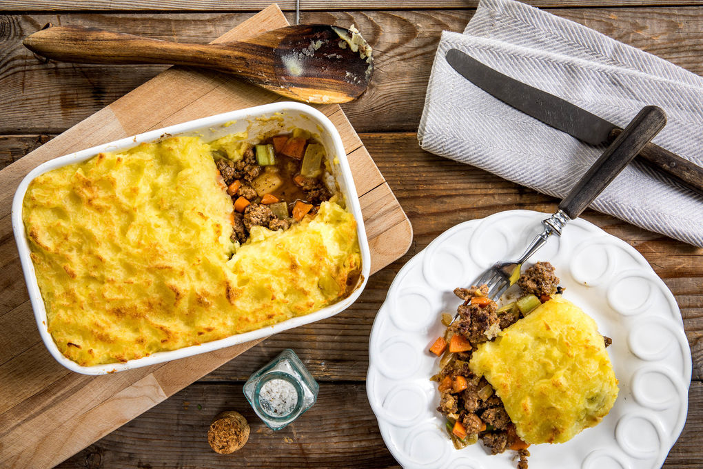 Deftiger Hackfleischauflauf mit Kartoffelpüree und Käse