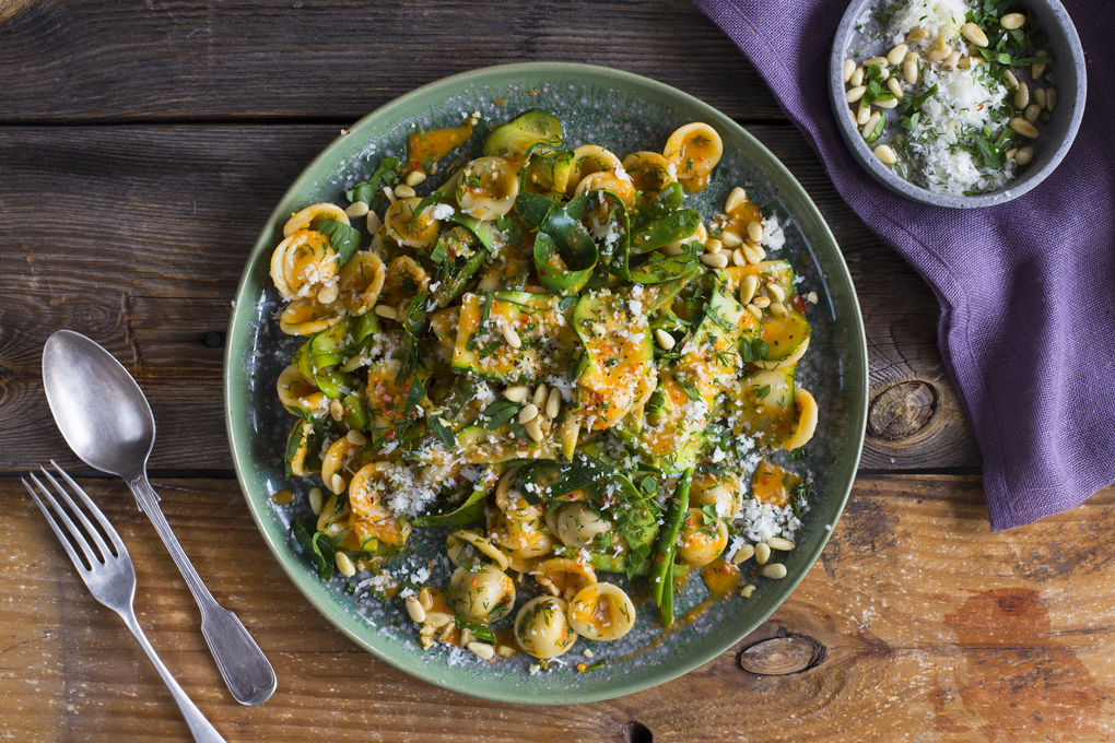 Saftige Peperoni-Orecchiette mit Kaiserschoten und Pinienkernen