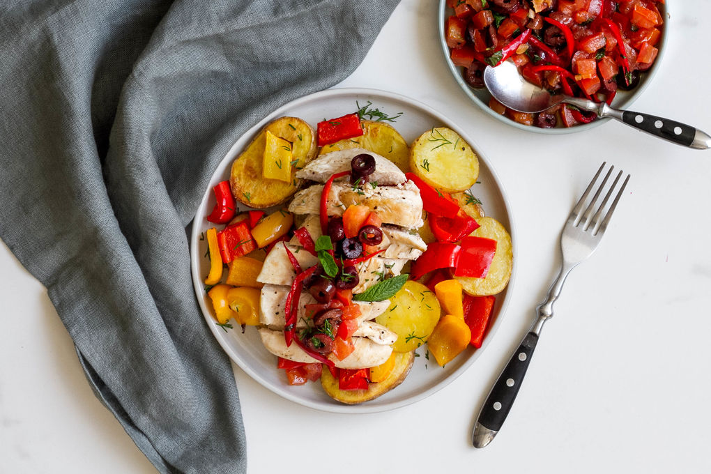 Ofenhähnchen mit Olivenrelish, Kartoffeln und bunter Ofenpaprika