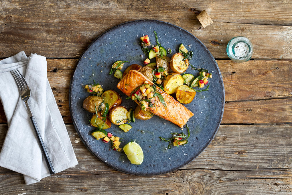 Gebratenes Lachsfilet mit Pfirsich-Limetten-Salsa