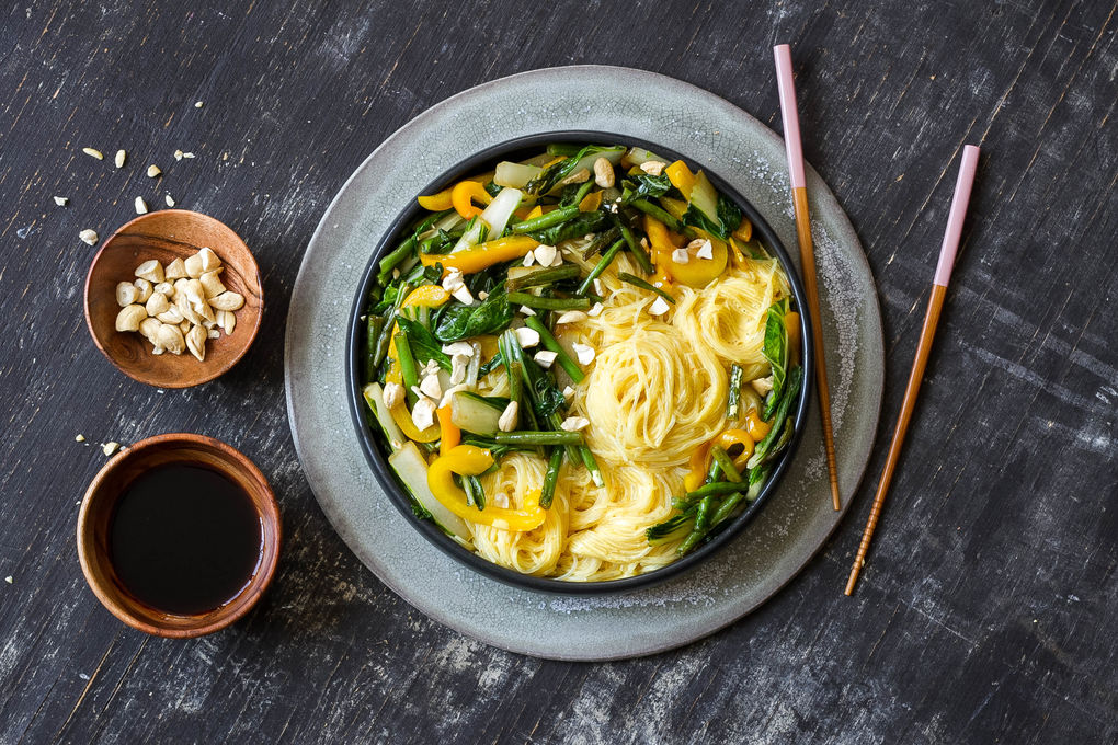 Kokos-Curry mit Pak Choi dazu Paprika, Glasnudeln und Cashews