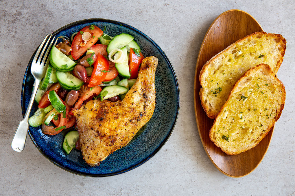 Gegrillte Hähnchenkeule mit Oliven-Salat und Knobi-Baguette