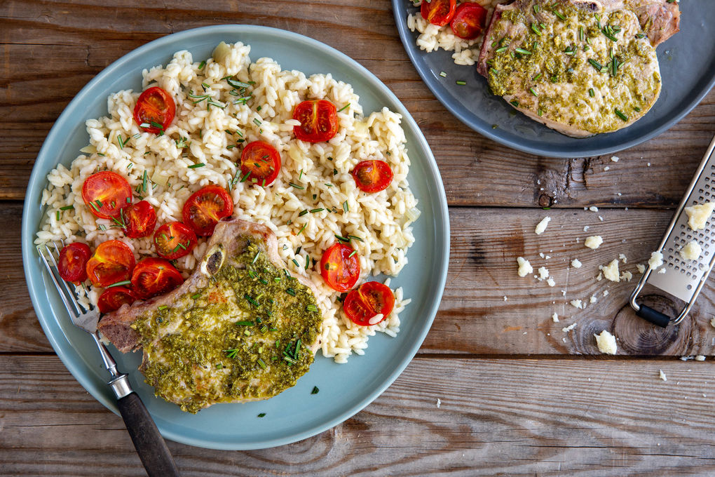 Schweinekotelett mit Pesto dazu Risotto und Rosmarintomaten
